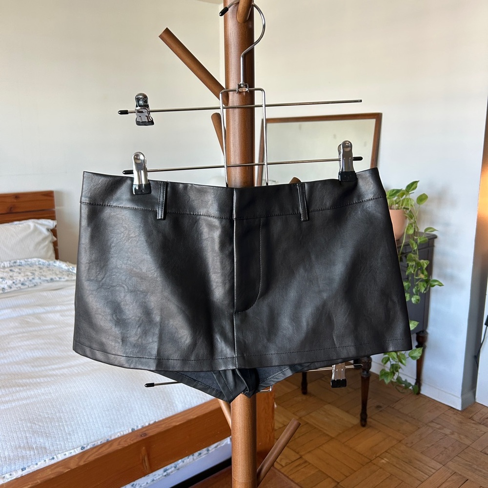 Lioness Low-Rise Black Leather Skort